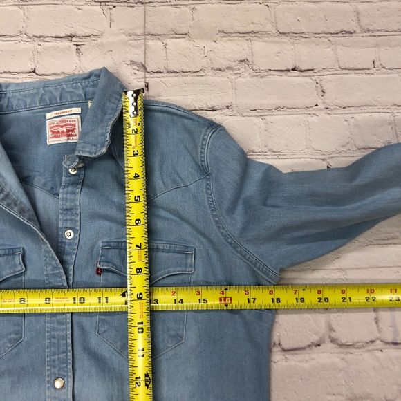 Levi's Women Tailored Fit Snap Button Western Shirt Size Small Chambray M124 -4 - Picture 3 of 16